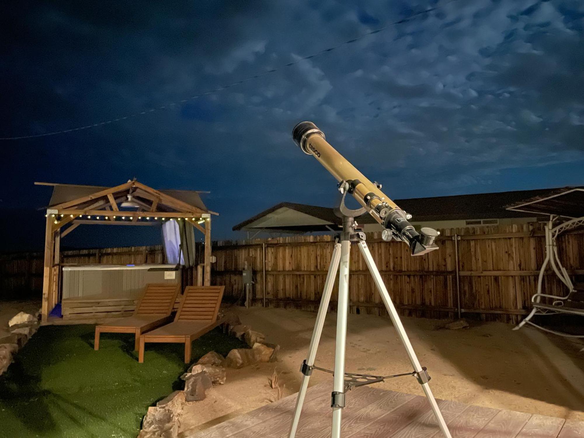 Twin Palms Desert Getaway - Jacuzzi, Fire Pit, Meditation Room & More Joshua Tree Bagian luar foto