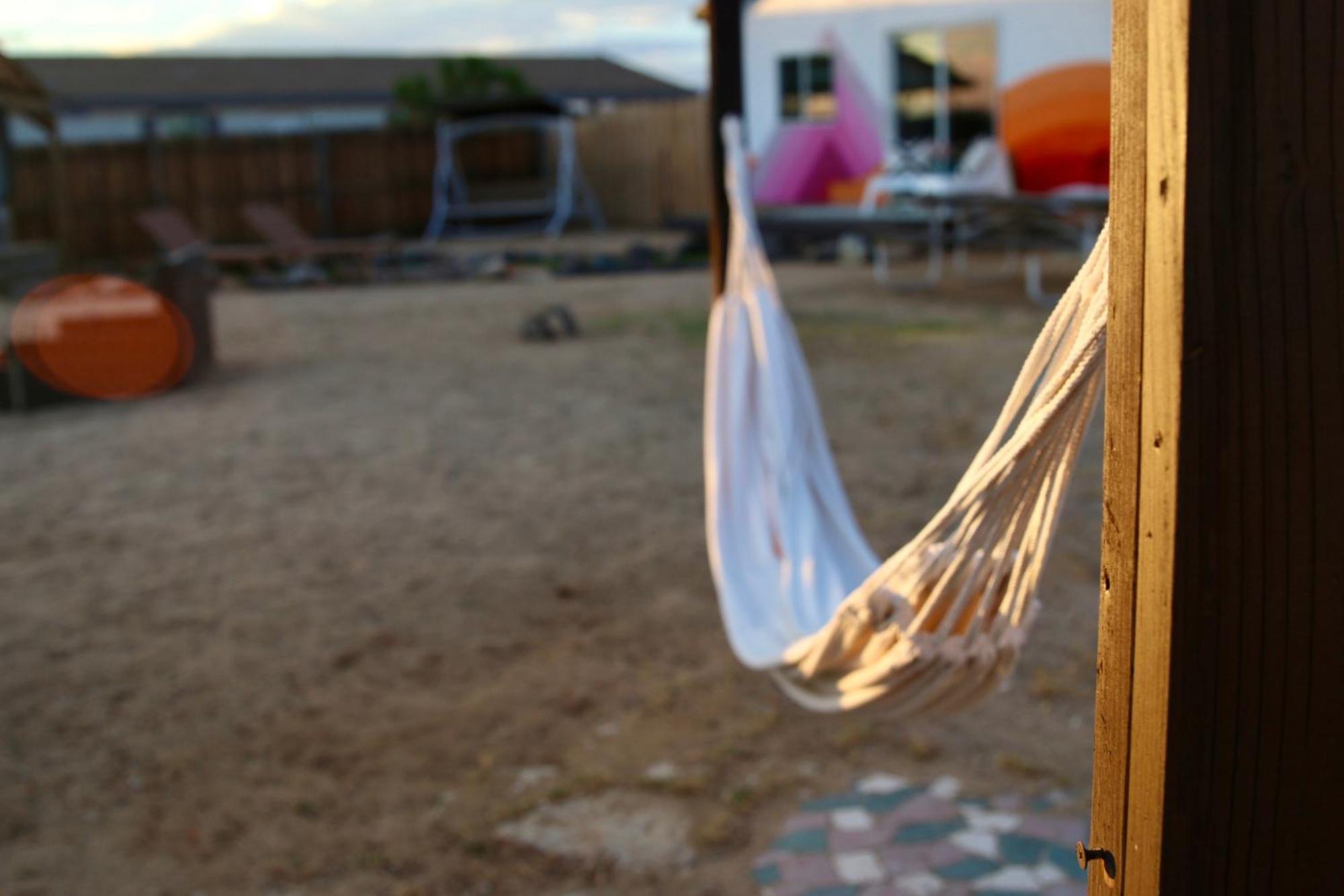 Twin Palms Desert Getaway - Jacuzzi, Fire Pit, Meditation Room & More Joshua Tree Bagian luar foto
