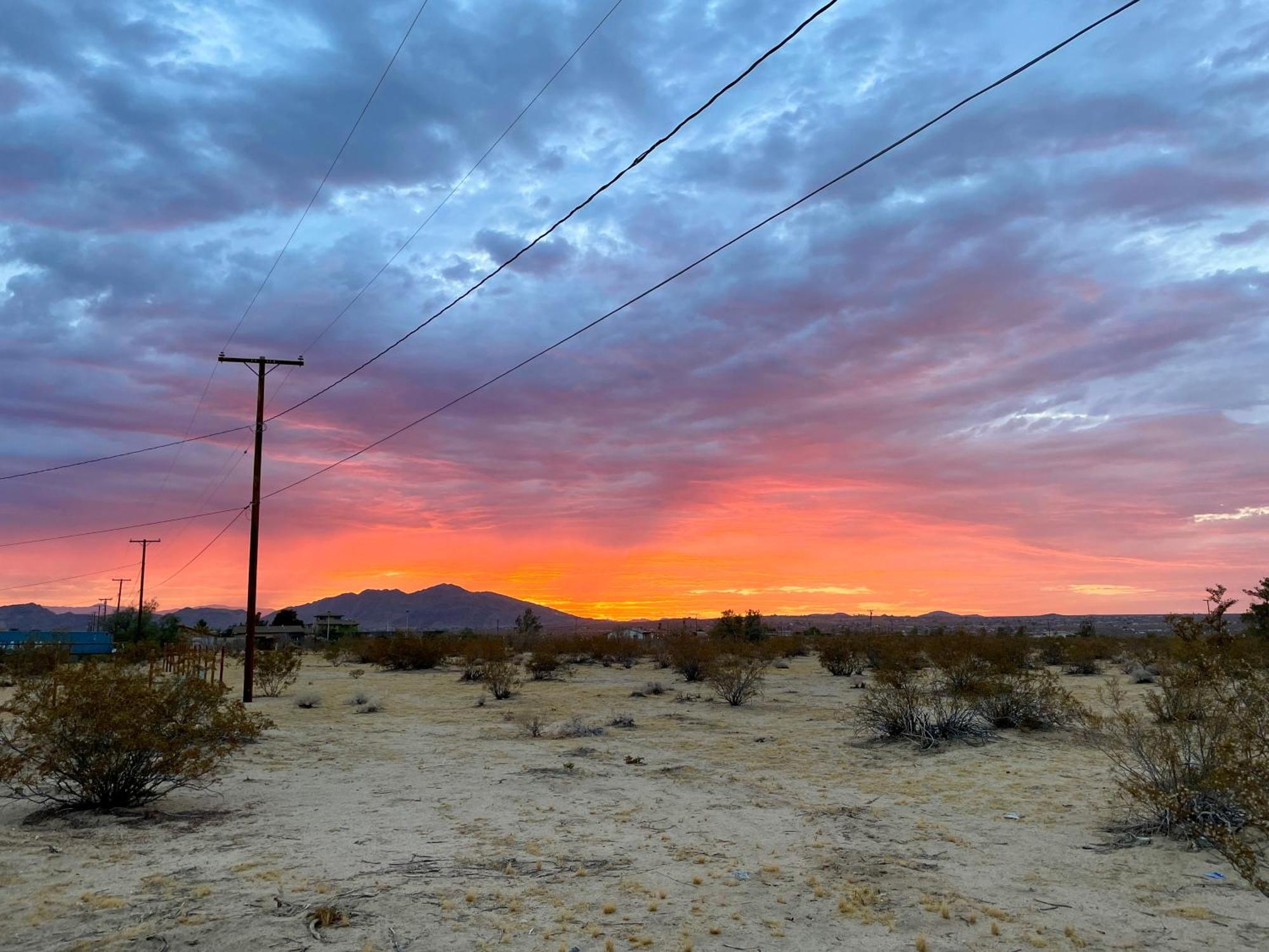 Twin Palms Desert Getaway - Jacuzzi, Fire Pit, Meditation Room & More Joshua Tree Bagian luar foto