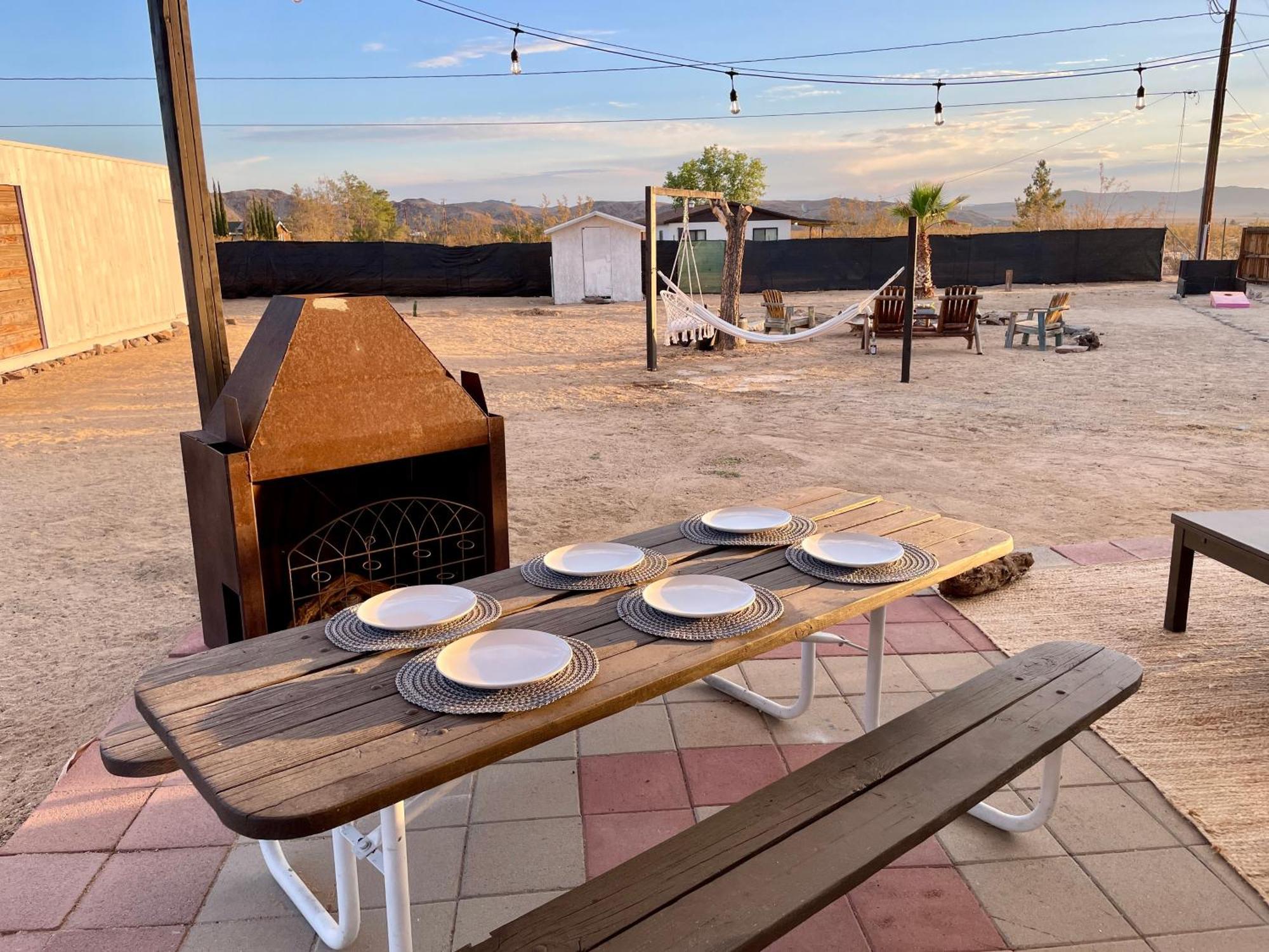 Twin Palms Desert Getaway - Jacuzzi, Fire Pit, Meditation Room & More Joshua Tree Bagian luar foto